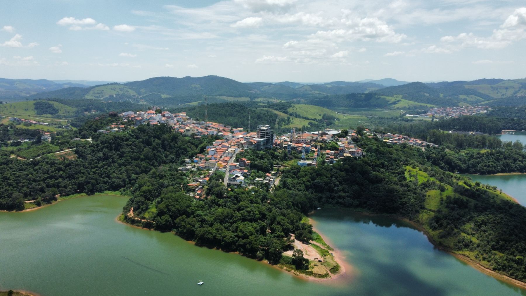 Vista aérea da represa e da cidade